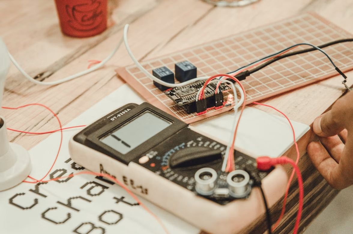Prüfung einer Elektronikbaugruppe mit dem Multimeter